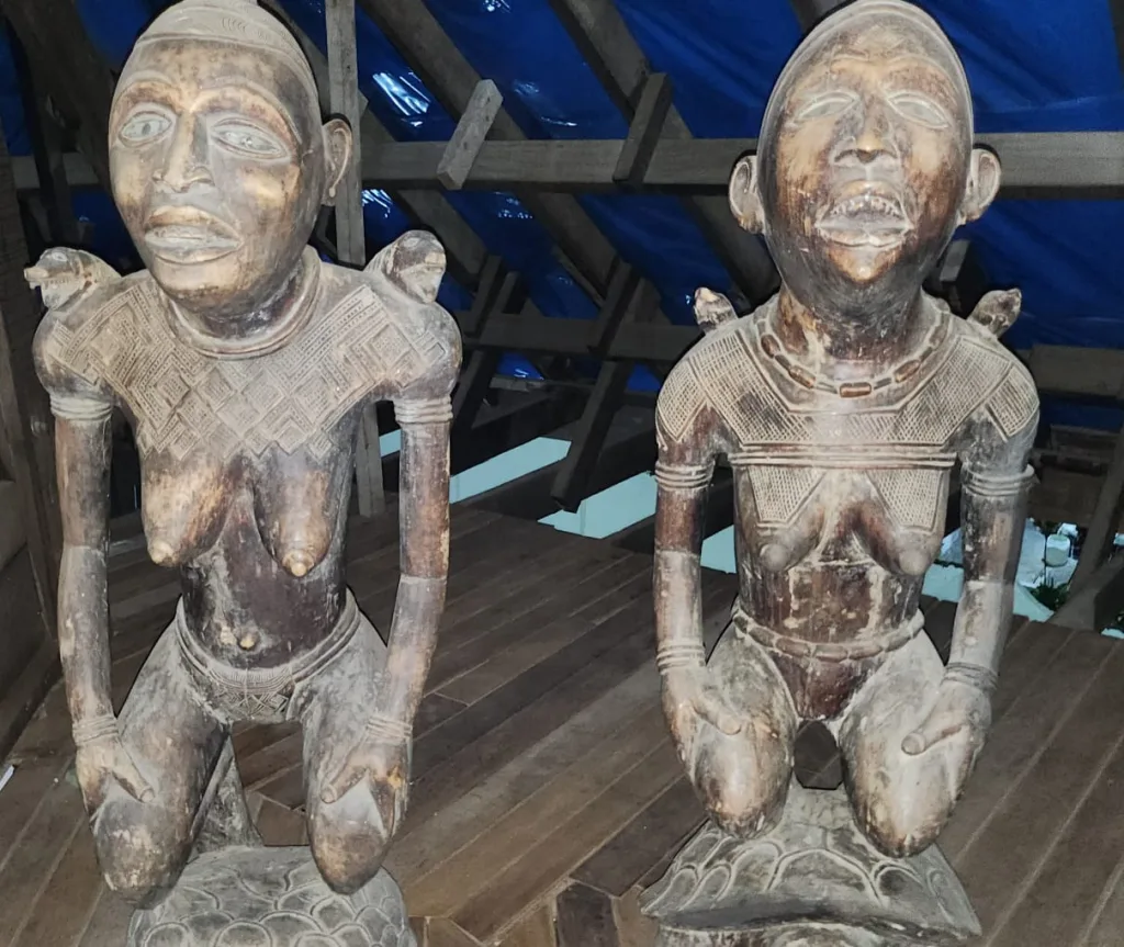 Deux sculptures en bois dans l’atelier